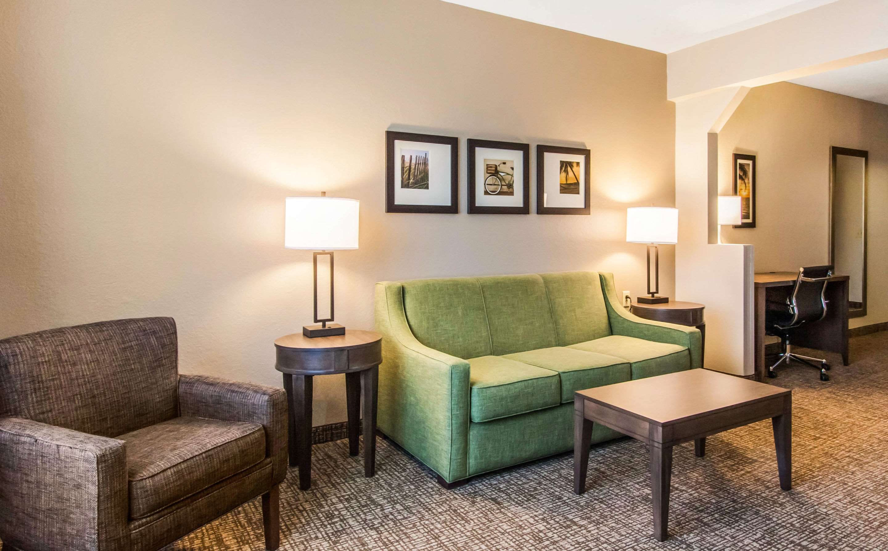 Comfort Suites Maingate East