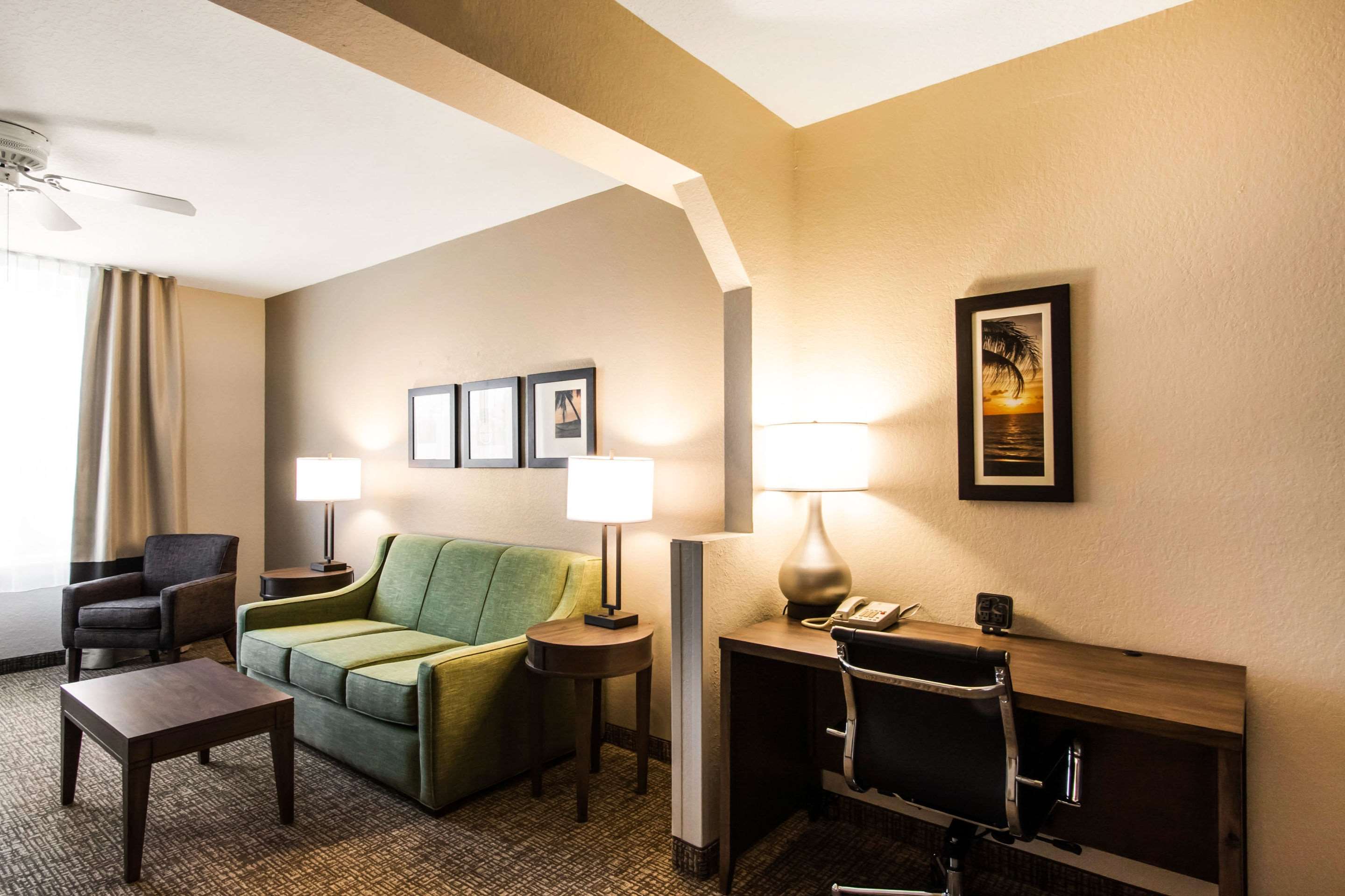 Comfort Suites Maingate East