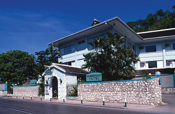 Doctors Cave Beach