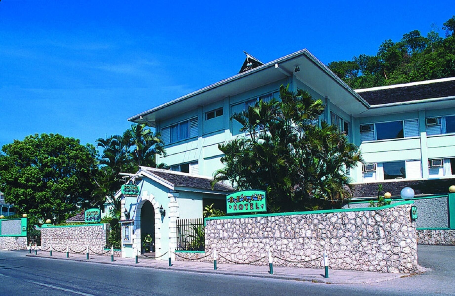 Doctors Cave Beach