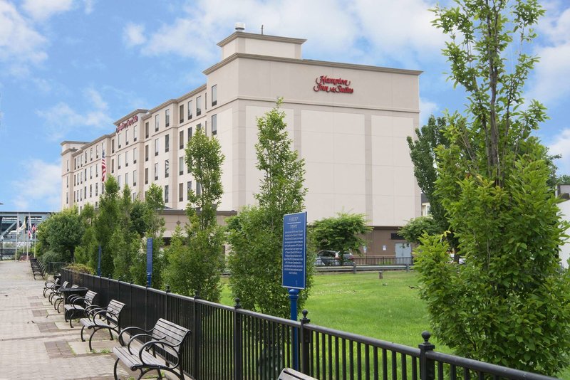 Hampton Inn & Suites Newark Harrison Riverwalk