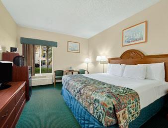 Baymont Inn & Suites Orlando