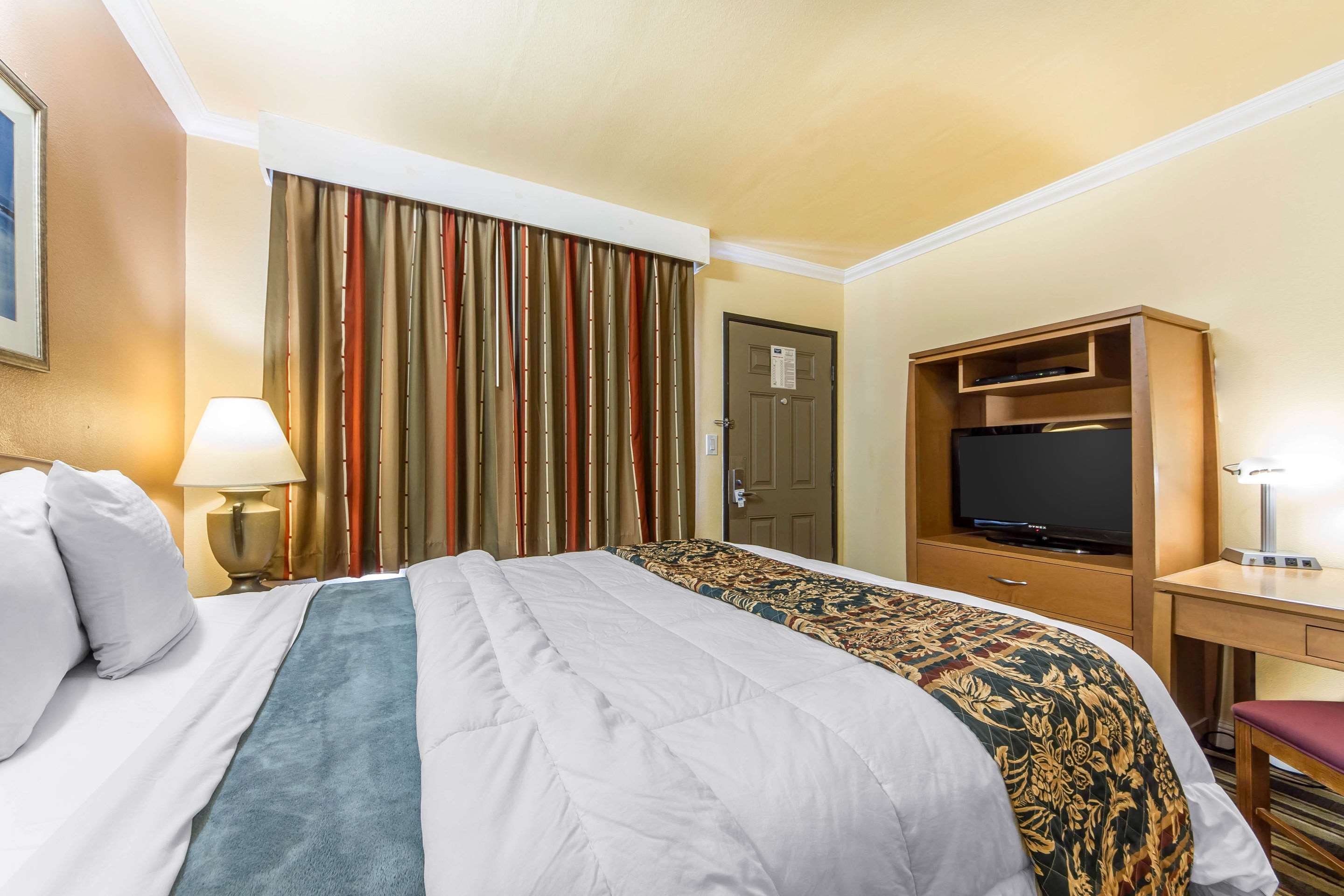 Rodeway Inn & Suites Near the Coliseum & Arena