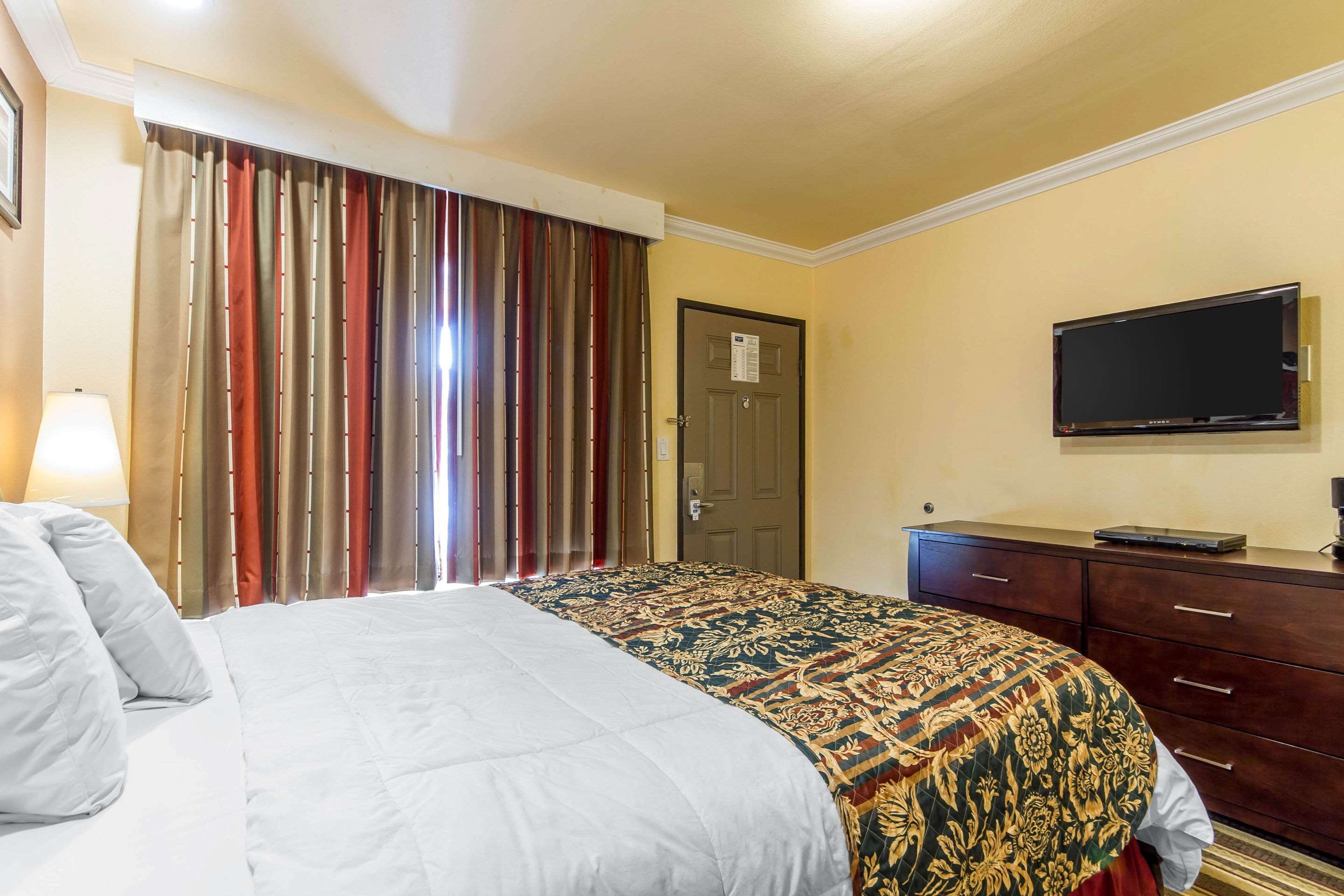 Rodeway Inn & Suites Near the Coliseum & Arena