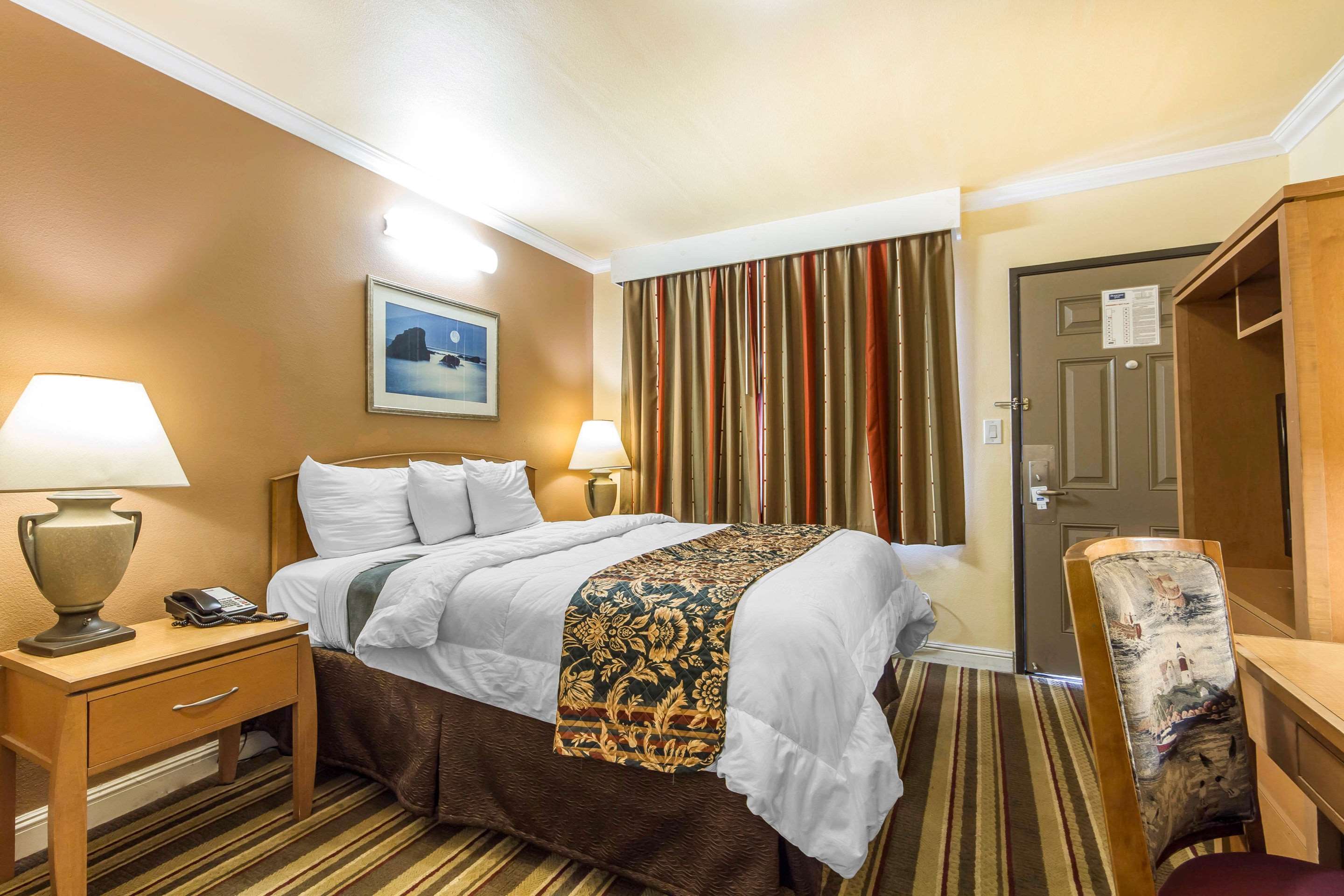 Rodeway Inn & Suites Near the Coliseum & Arena