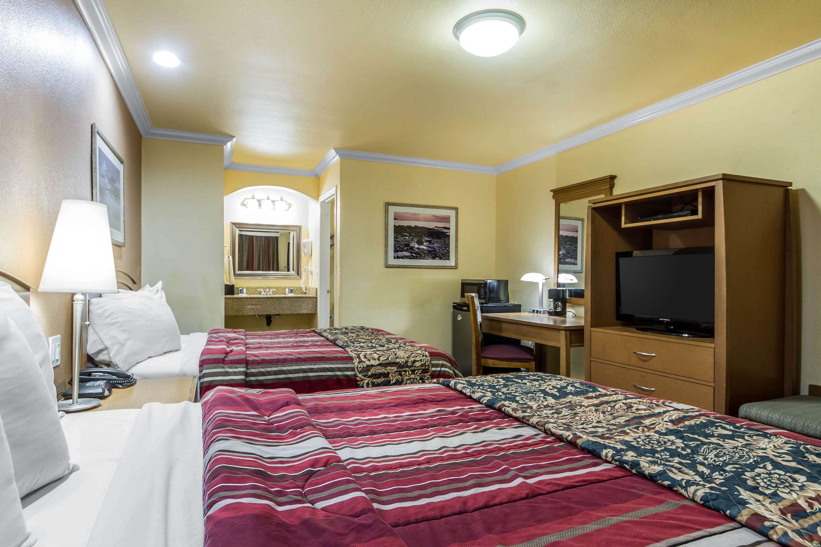 Rodeway Inn & Suites Near the Coliseum & Arena