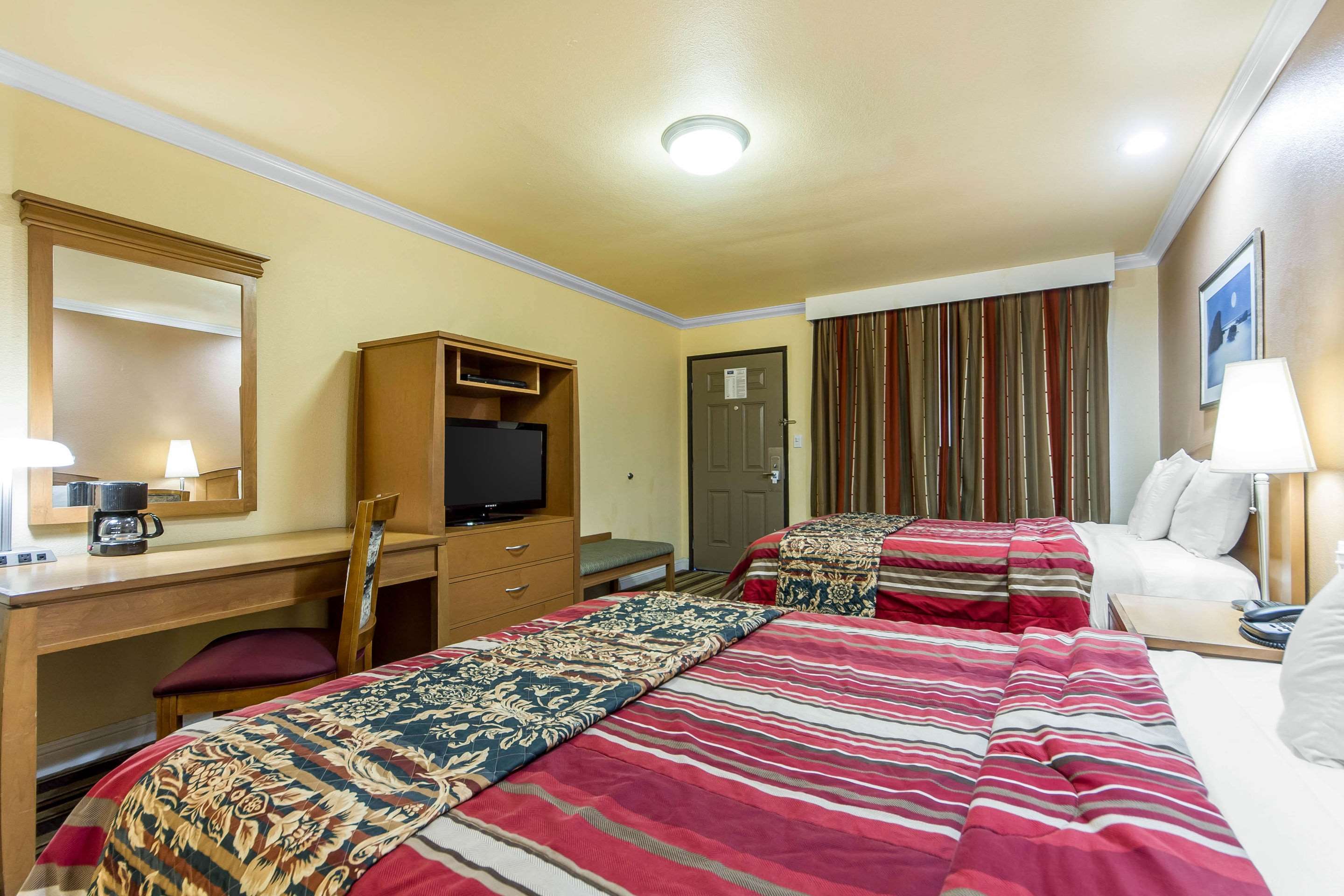 Rodeway Inn & Suites Near the Coliseum & Arena