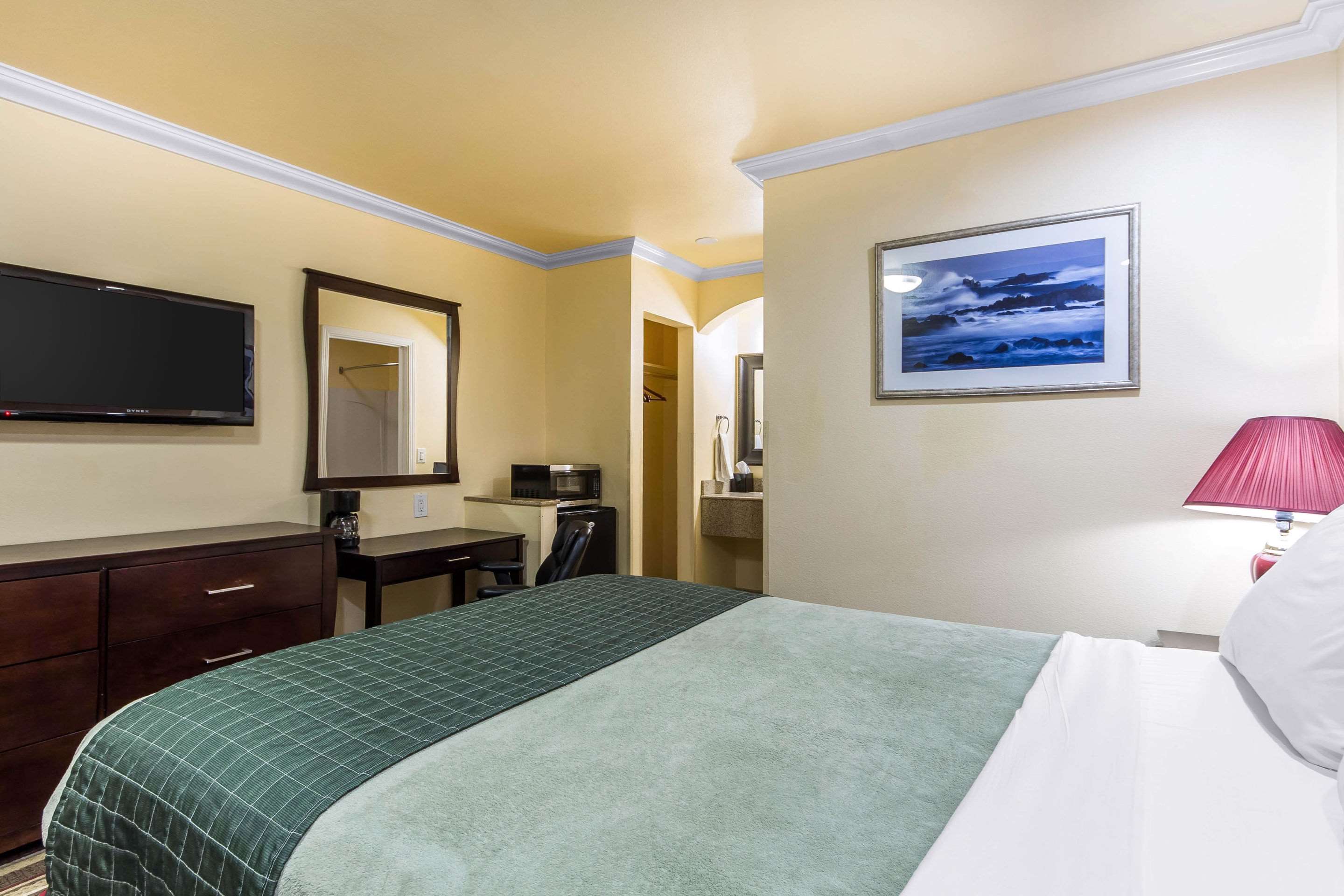 Rodeway Inn & Suites Near the Coliseum & Arena