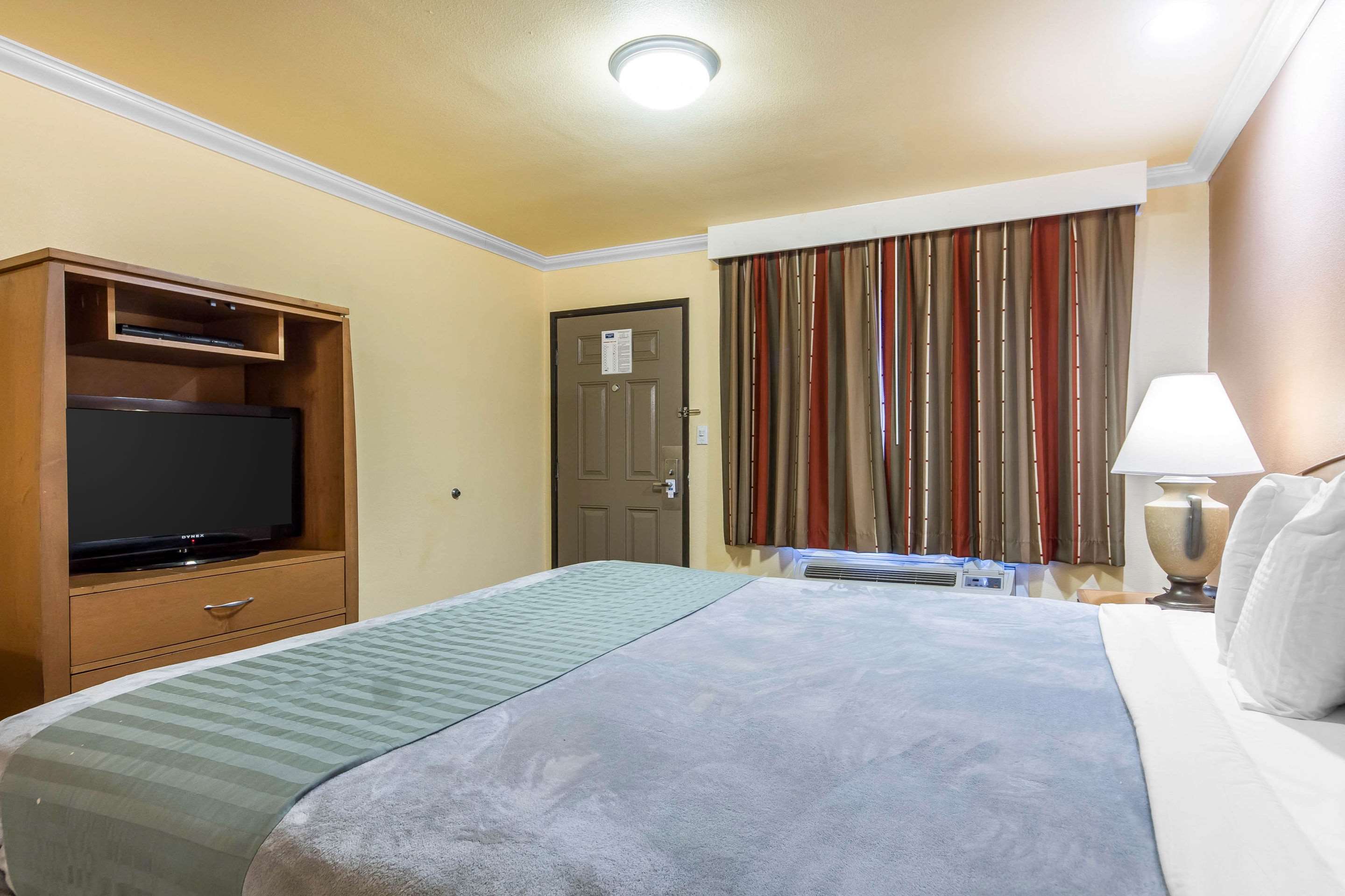 Rodeway Inn & Suites Near the Coliseum & Arena