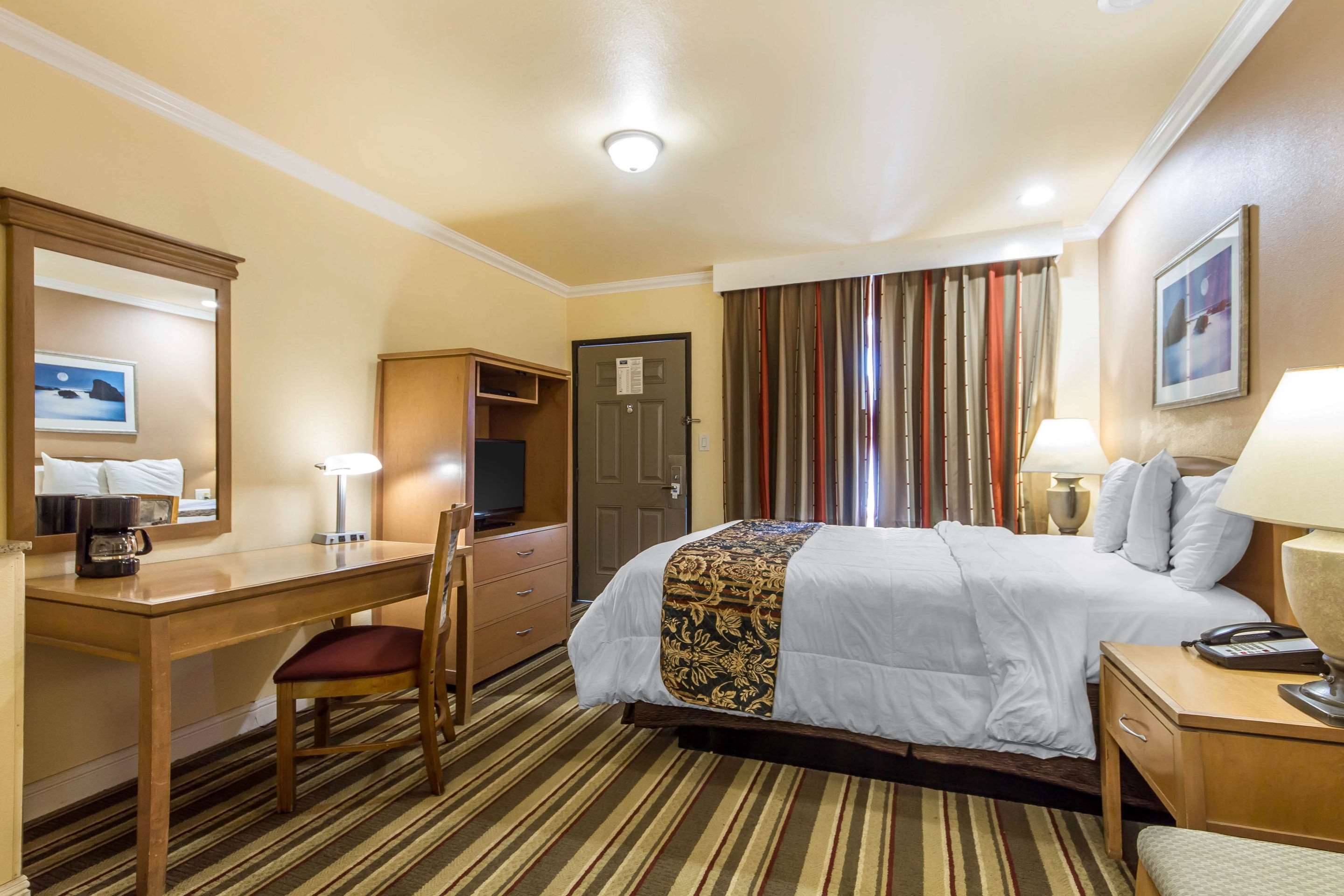 Rodeway Inn & Suites Near the Coliseum & Arena