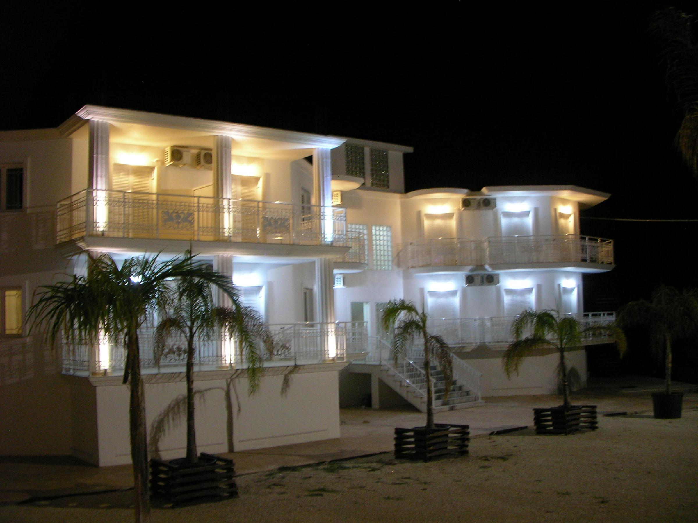 Mariana Hotel & Studios