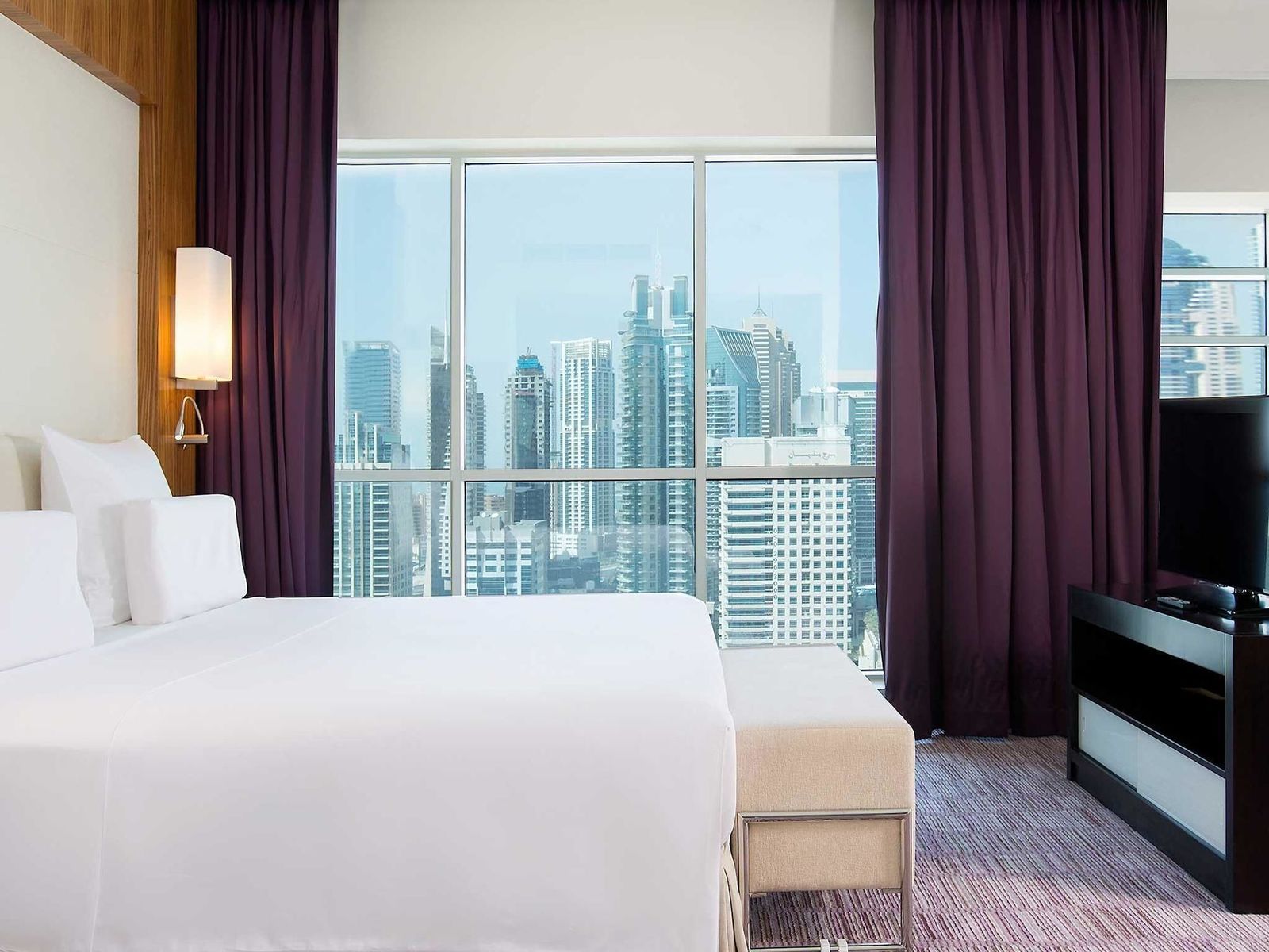 Pullman Dubai Jumeirah Lakes Towers Photo